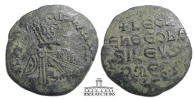 Leo VI the Wise. 886-912. Æ Follis (27 mm, 7.09 g). Constantinople mint. Crowned and draped bust facing, holding akakia / +LЄOҺ/ЄҺ ӨЄO ЬA/SILЄVS R/OmЄ...