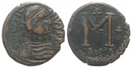 Justinian I (527-565). Æ 40 Nummi (27mm, 10.09g, 6h). Rome, 537-542. Diademed, draped and cuirassed bust r. R/ Large M; cross above; [star] to l., cro...
