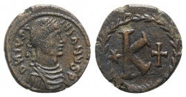 Justinian I (527-565). Æ 20 Nummi (23mm, 7.28g, 6h). Rome, 537-542. Diademed, draped and cuirassed bust r. R/ Large K; star to l., cross to r.; all wi...