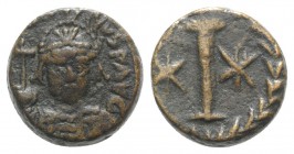 Justinian I (527-565). Æ 10 Nummi (15mm, 5.77g). Rome or Ravenna, 547-549. Helmeted and cuirassed facing bust, holding globus cruciger and shield. R/ ...