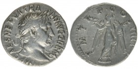 ROM Kaiserzeit Traianus 98-117
Denar
IMP CAES NERVA TRAIAN AVG GERM / PM TR P COS IIII PP
Victoria nach links stehend
Kampmann 27.49.7, 3,01 Gramm, ss...