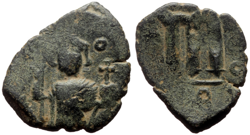 Constans II (641-668) AE Follis (Bronze, 3.20g, 22mm) Constantinople
Obv: [EN T...