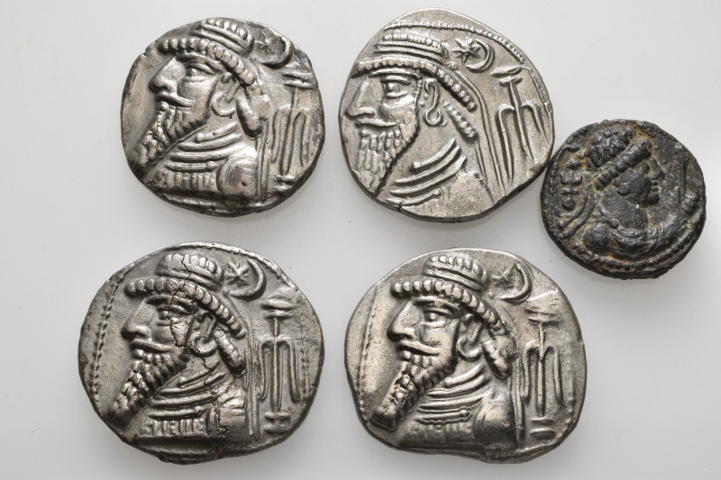 A lot containing 5 silver and bronze coins. All: Oriental Greek. About very fine...