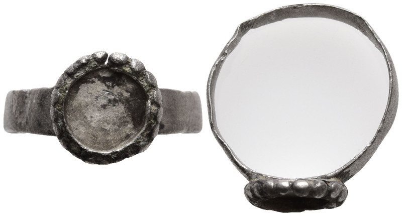ANCIENT ROMAN SILVER RING (1ST-5TH CENTURY AD.).
(2.2g 22.3mm diameter)