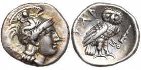 CALABRE, TARENTE, AR drachme, 302-281 av. J.-C. D/ T. casquée d''Athéna à d., le casque orné du monstre Scylla. R/ Chouette à d., t. de f. A g., TAP. ...