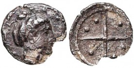 SICILE, SYRACUSE, AR hémilitre, 450-439 av. J.-C. D/ T. d''Aréthuse à d., les cheveux repris en chignon au-dessus de la tête. R/ Roue à quatre rayons....