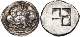 MACEDOINE, AKANTHOS, AR tétradrachme, vers 470-430 av. J.-C. D/ Lion à g., attaquant un taureau agenouillé à d. et lui plantant les crocs dans la crou...