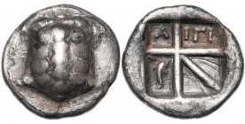 EGINE, AR drachme, vers 350-338 av. J.-C. D/ Tortue. R/ Carré creux divisé en cinq compartiments. A-IΓI dans les deux supérieurs, dauphin en dessous à...