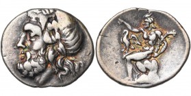 ARCADIE, MEGALOPOLIS, AR drachme, 175-168 av. J.-C. D/ T. l. de Zeus à g. R/ Pan assis à g. sur un roc, ten. le lagobolon, un aigle sur les genoux. Ag...