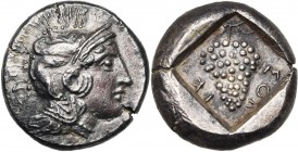 CILICIE, SOLI, AR statère, 385-350 av. J.-C. D/ T. casquée d''Athéna à d., le casque orné d''un griffon. R/ ΣΟΛ-IKO Grappe de raisin dans un carré cre...