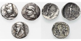 ROYAUME PARTHE, lot de 3 drachmes au type de l''archer assis: Mithradates Ier (fourrée), Phraates II (fourrée) et Mithradates II (corrodée). Sellwood ...