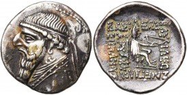 ROYAUME PARTHE, Mithradates II (123-88), AR drachme, Ecbatane. D/ B. barbu, diad. à g. R/ Archer assis à d., ten. un arc. Sellwood 27/2; Shore 86. 4,1...