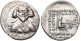 ROYAUME PARTHE, Phraates III (70-57), AR drachme, atelier de la cour. D/ B. diad., dr. de f. Au cou, un médaillon. R/ Archer assis à d., ten. un arc. ...