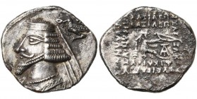 ROYAUME PARTHE, Phraates IV (38-2), AR drachme, Ecbatane. D/ B. diad. à g. Derrière, aigle ten. une couronne. R/ Archer assis à d., ten. un arc. Sous ...