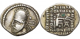 ROYAUME PARTHE, Pacoros II (78-105), AR drachme, Ecbatane. D/ B. diad. à g., avec une barbe courte, coiffé d''une tiare ornée de crochets. R/ Archer a...