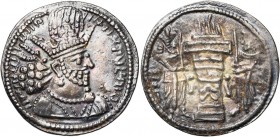 Shapur II (309-379), AR drahm. R/ Pas de buste dans les flammes. Sur l''autel, Ω/Ω. Göbl Ib/5; Mitch. 874 var. 3,59g Rare Petite tache de corrosion au...