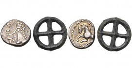 lot de 2 p.: Sequani, quinaire à la légende TOGIRIX (pr. SUP, légèrement décentré); rouelle en bronze à quatre rayons, 14 mm, 1,26 g (SUP).