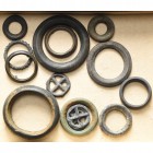 lot de 14 rouelles en bronze: anneaux lisses de sections cylindrique et lenticulaire applaties (4), 40, 27, 22 et 18 mm; anneaux lisses de section los...