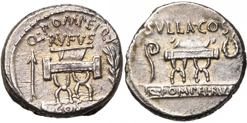 Q. Pompeius Rufus, AR denier, 54 av. J.-C., Rome. D/ Q·POMPEI·Q·F/ RVFVS Chaise ...