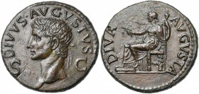 AUGUSTE divinisé, AE dupondius, 41-42, Rome. Frappé sous Claude. D/ DIVVS AVGVSTVS/ S-C T. r. à g. R/ DIVA AVGVSTA Livie assise à g. sur un trône, ten...