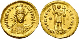 THEODOSE II (402-450), AV solidus, 424-425, Thessalonique. D/ DN THEODO-SIVS PF AVG B. casqué, cuir. de f., ten. une lance et un bouclier. R/ GLOR ORV...