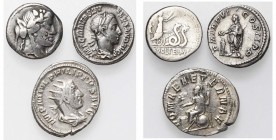 lot de 3 p.: M. Volteius, denier, Cr. 385/3 (B); Sévère Alexandre, denier, R/ L''empereur sacrifiant (TB); Philippe Ier, antoninien, R/ Roma assise (B...