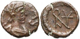 Anastase Ier (491-518), AE nummus, 491-498, Constantinople. D/ B. dr. et diad. à d. R/ Monogramme d''Anastase dans une couronne. Sear 13; D.O. 15; M.I...
