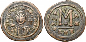Justinien Ier (527-565), AE follis, an 20, 546-547, Cyzique. Off. A. D/ B. casqué, cuir. de f., ten. un gl. cr. et un bouclier. A d., une croix. R/ Gr...