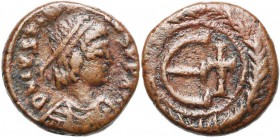 Justinien Ier (527-565), AE pentanummi, 539-543, Carthage. D/ B. diad., dr. et cuir. à d. R/ Dans une couronne, grand  et une croix. Sear 274; D.O. 3...