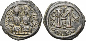 Justin II (565-578), AE follis, an 10, 574-575, Nicomédie. D/ Justin et Sophie trônant de f., Justin ten. un gl. cr. et Sophie un sceptre cr. R/ Grand...