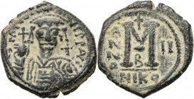 Maurice Tibère (582-602), AE follis, an 2, 583-584, Nicomédie. Off. B. D/ B. cour. et cuir. de f., ten. le gl. cr. A d., une croix. R/ Grand . A g., ...