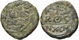 Maurice Tibère (582-602), AE 1/2 follis, 582-583, Carthage. D/ B. cour. de f., ten. un gl. cr. et un bouclier. R/ K/R-T/G de part et d''autre d''une c...
