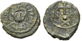 Maurice Tibère (582-602), AE decanummi, Carthage. D/ B. casqué et cuir. de f. R/ Croix sur un globe, entre ·/N/· et ·/M/·. En dessous, X. Sear 564; D....