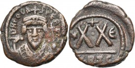 Phocas (602-610), AE 1/2 follis, an 5, 606-607, Carthage. D/ B. cour. de f., ten. la mappa et une croix. R/ Grands X·X entre une étoile et . Au-dessu...