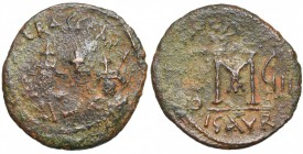Héraclius (610-641), AE follis, an 8, 617-618, Isaura. D/ B. de f. d''Héraclius à g. et d''Héraclius Constantin à d. Entre leurs t., une croix. R/ Gra...