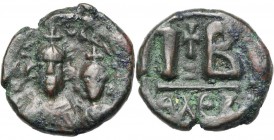 Héraclius (610-641), AE 12 nummi, 613-618, Alexandrie. D/ B. cour. de f. d''Héraclius et Héraclius Constantin. R/ Croix potencée sur deux degrés, entr...