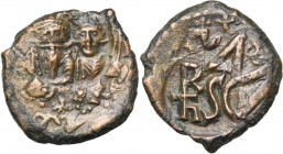 Héraclius (610-641), AE follis contremarqué, 632-641, Sicile. D/ Contremarque: b. de f. d''Héraclius et Héraclius Constantin. Entre leurs t., une croi...