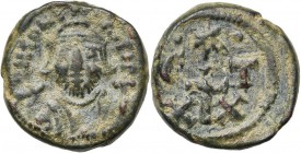 Constant II (641-668), AE 1/2 follis, 652-657, Carthage. D/ B. cour., en habit consulaire de f., ten. la mappa et le gl. cr. R/ Croix entre C-T/X-X. A...