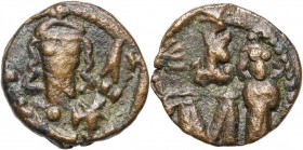 Constantin IV (668-685), AE follis, 668-674, Carthage. D/ B. de f., ten. un gl. cr. A d., une croix. R/  entre les figures d''Héraclius et Tibère. Au...