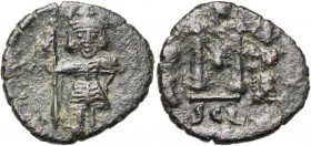 Constantin IV (668-685), AE follis, 674-681, Syracuse. D/ L''empereur deb. de f., casqué, cuir., ten. une lance. R/ Grand  entre les figures d''Hérac...