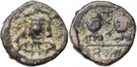 Constantin IV (668-685), AE 1/2 follis, 674-681, Rome. D/ B. de f., cuir., cour., à barbe courte, ten. une lance. R/ X/ X entre les b. cour. d''Héracl...