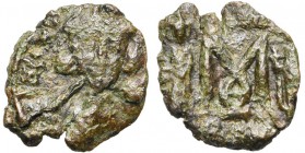 Constantin IV (668-685), AE follis, Ravenne. D/ B. de trois-quarts de f., ten. une lance sur l''épaule. R/ Grand  entre les fig. d''Héraclius et de T...