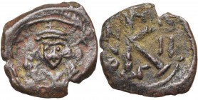 Justinien II, 1er règne (685-695), AE 1/2 follis, an 2, 687-688, Constantinople. Off. Γ. D/ B. de f., ten. un gl. cr. A d., une croix. R/ Grand  entr...