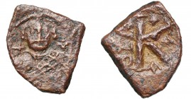 Léonce (695-698), AE 1/2 follis, an 1, 695-696, Constantinople. Off. A. D/ B. cour. de f., vêtu du loros, ten. un gl. cr. A d., une croix. R/ Grand  ...
