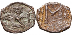 Tibère III Apsimar (698-705), AE follis, an 4, 701-702, Constantinople. D/ L''empereur deb. de f., en uniforme militaire, ten. un gl. cr. et une longu...