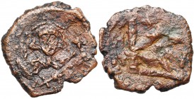 Tibère III Apsimar (698-705), AE 1/2 follis, an 1, 698-699, Constantinople. Off. Γ (?). D/ B. cour. et cuir. de f., ten. une lance transversale. R/ Gr...