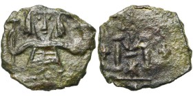 Tibère III Apsimar (698-705), AE follis, Syracuse. D/ L''empereur deb. de f., ten. une longue croix et un gl. cr. R/ . A g. et à d., une croix. Au-de...