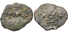 Justinien II, 2e règne (705-711), AE follis, Syracuse. D/ B de f., cour., à la barbe courte, ten. dans la main d. une croix potencée sur trois degrés,...