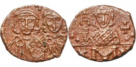 Constantin V Copronyme (741-775), AE follis, Constantinople. Off. A. D/ B. de Constantin V et Léon IV de f. Au-dessus, une croix. R/ B. de Léon III de...