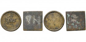 lot de 2 poids monétaires en bronze: poids carré de 4 nomismata (17,30 g, avec traces d''incrustation en argent); poids circulaire de 3 nomismata (13,...